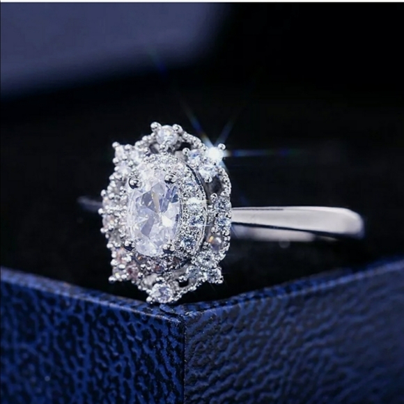 New Elegant Engagement/Wedding Ring - Picture 3 of 7